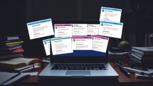 Een verwarrende zoektocht naar de juiste internetprovider op een rommelig bureau.